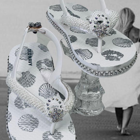 Old Navy Youth wedding Flip Flop Sandals, SZ 11, Flower Girl, Beach wedding Shoe